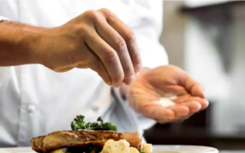 Ăn mặn có gây suy thận không? Chuyên gia giải đáp thắc mắc