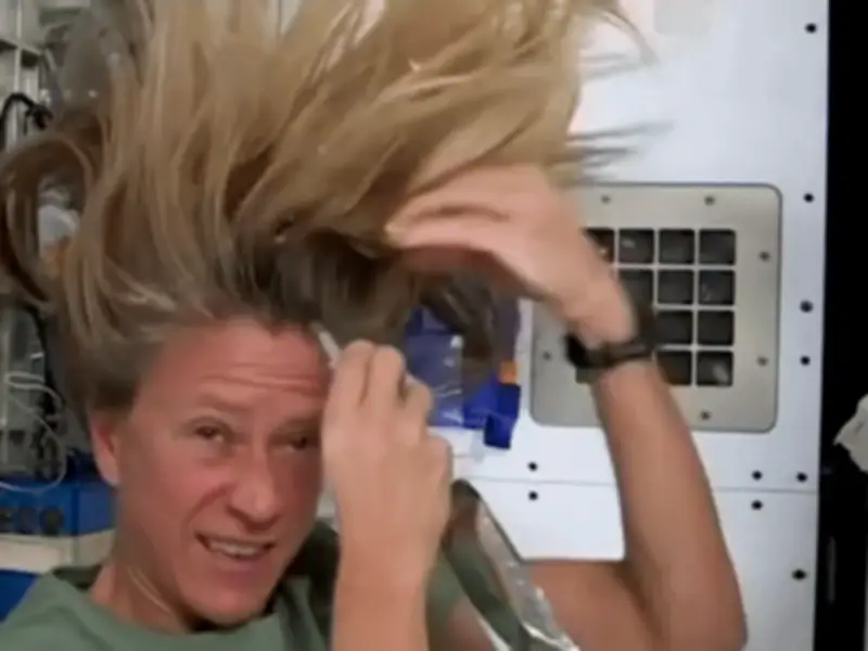 Nữ phi hành gia gội đầu bằng cách nào khi bay 434.000km trong không gian?