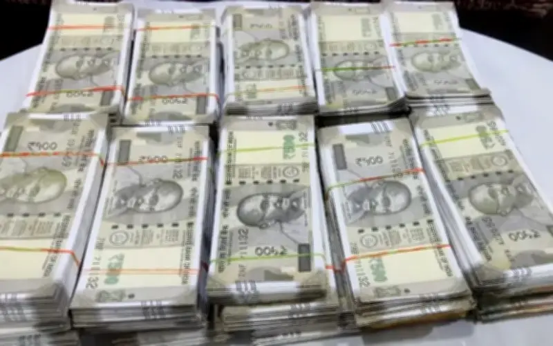 Ấn Độ: Phát hiện nhiều bó tiền mặt rải rác trên đường cao tốc