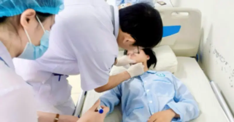 Nữ sinh bị đẩy, điện giật ngã giữa đường: Cảnh báo an toàn giao thông