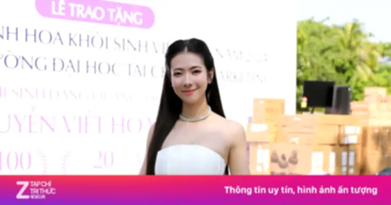 Nữ sinh tự tin thể hiện giọng hát trong lễ tốt nghiệp