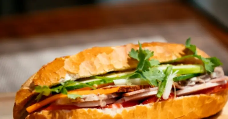 Nữ TikToker chê bánh mì là món ăn của sự đói khát, dư luận phản ứng gay gắt