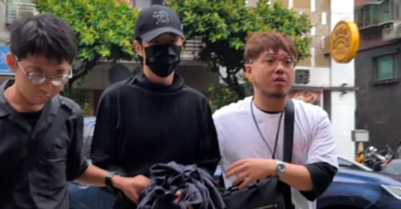 Nam ca sĩ Khâu Thắng Dực bị bắt vì nghi trốn nghĩa vụ quân sự tại Đài Loan