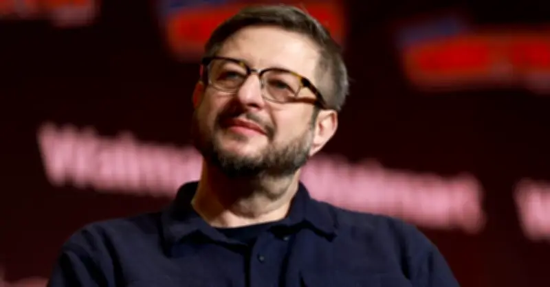 Nam diễn viên 52 tuổi thoát chết thần kỳ khi mắc kẹt trong xe bốc cháy