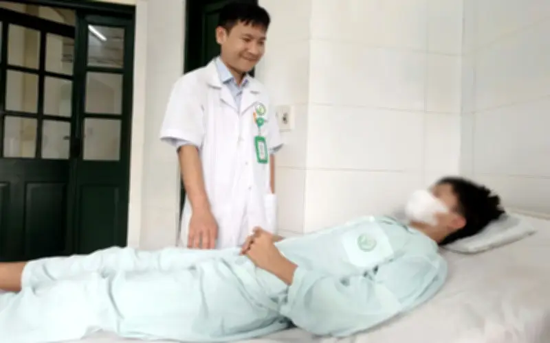 Nam sinh 12 tuổi tổn thương niệu đạo vì chiếc bút trong lớp học
