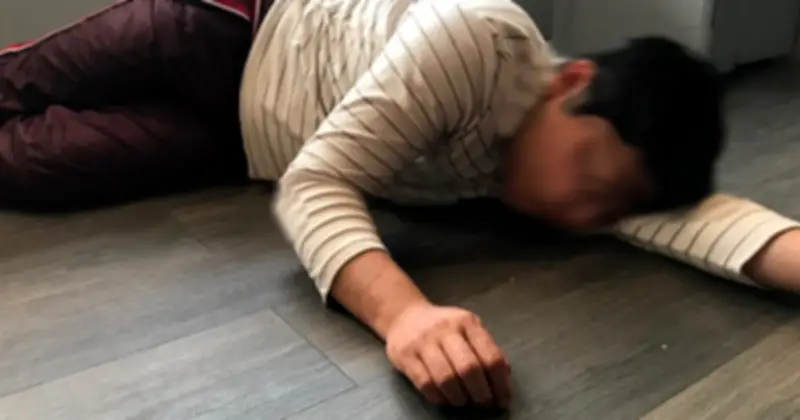 Nam Sinh 19 Tuổi Liệt Chi Dưới Vì Thói Quen Cúi Đầu Dùng Điện Thoại