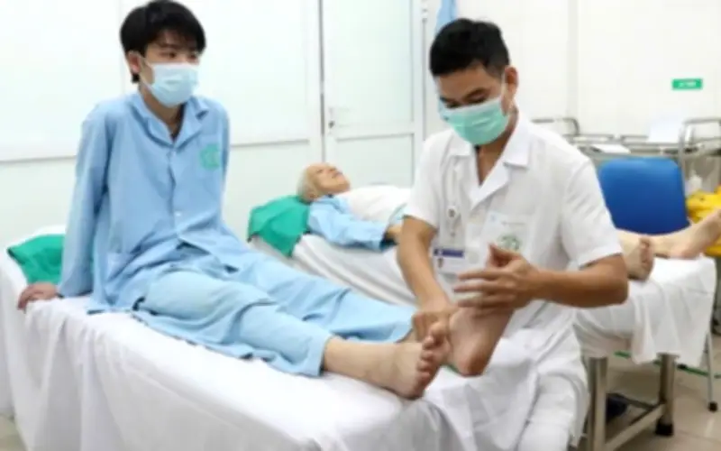 Nam sinh 19 tuổi liệt chân do ngồi khoanh chân, hồi phục thần kỳ nhờ y học cổ truyền