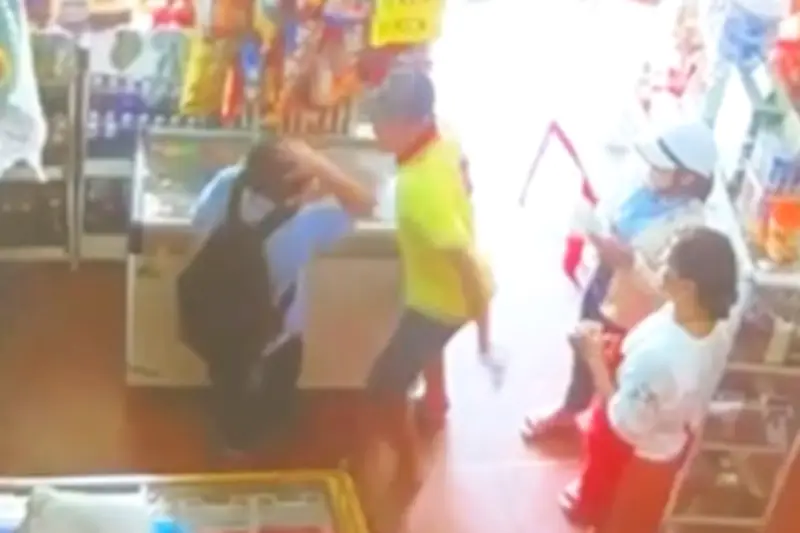 Nam sinh lớp 7 bị chủ quầy tạp hóa hành hung vì không mua kẹo