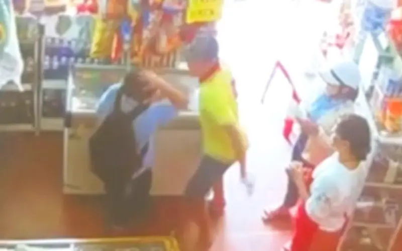 Nam sinh lớp 7 bị chủ quầy tạp hóa đánh dã man khi từ chối mua kem