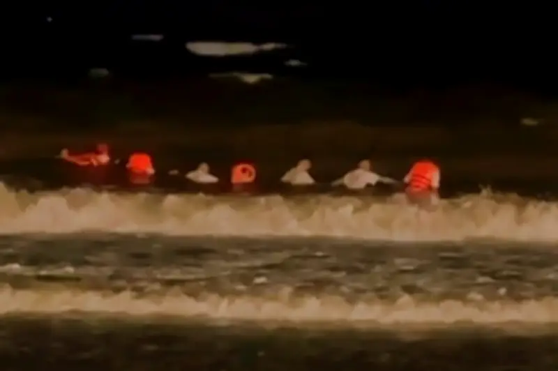 Nam sinh trường chuyên đi tắm biển bị sóng cuốn trôi, cảnh báo an toàn mùa hè