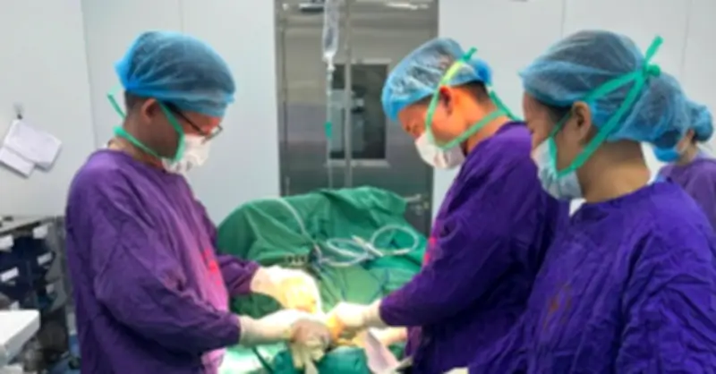 Nam thanh niên 19 tuổi cấp cứu vì gãy xương nhiều mảnh sau cú rơi từ vắt tay