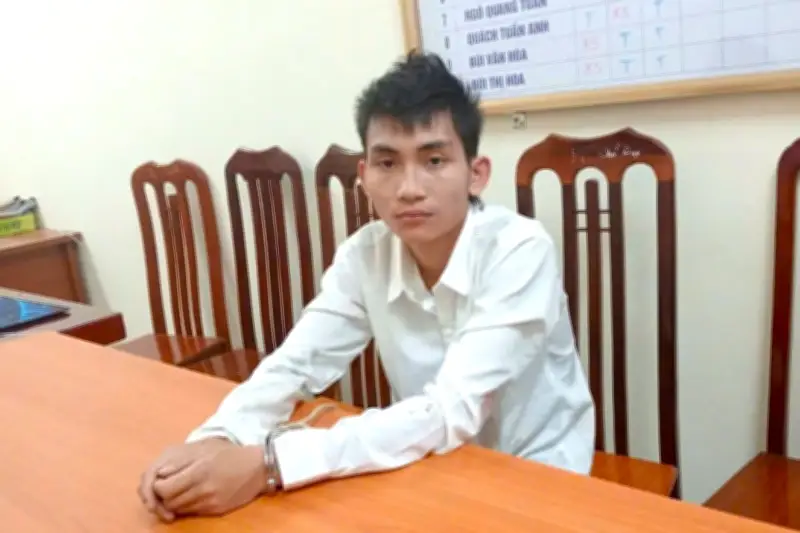 Nam thanh niên đi xe máy kẹp 3 không đội mũ bảo hiểm, tông gãy chân CSGT