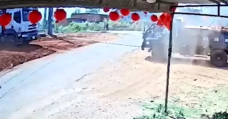 Nam Thanh Niên Ngã Sấp Mặt Khi Xe Máy Vướng Dây Cáp Kéo Ngang Đường