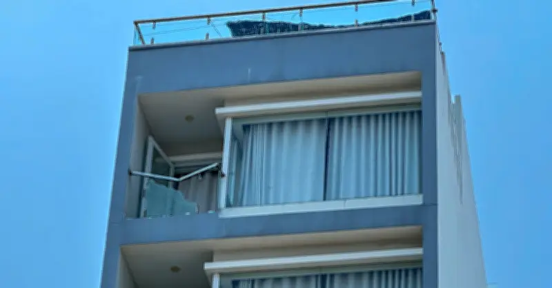 Nam thanh niên rơi từ tầng 7 xuống đất, thoát chết thần kỳ nhờ mái tôn