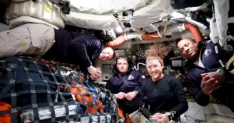 NASA công bố hình ảnh Trái đất đầu tiên từ tàu Artemis II bay lên Mặt trăng