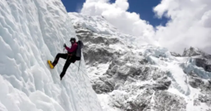 Nepal khởi tố 32 người trong đường dây lừa đảo bảo hiểm leo núi Everest