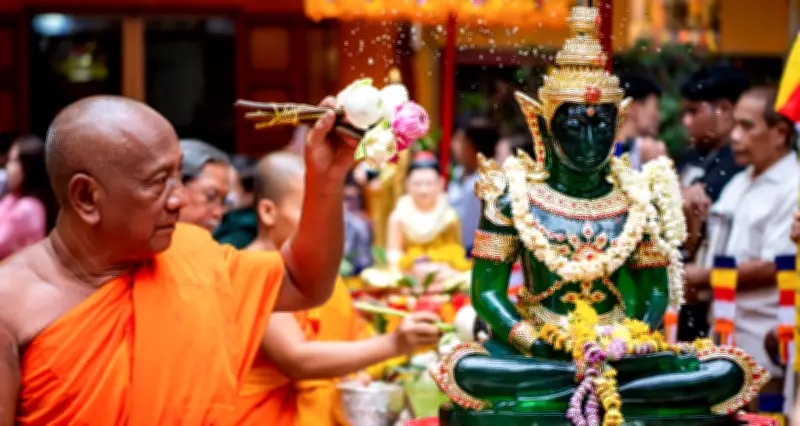 Đồng bào Khmer đón Tết Chôl Chnăm Thmây với nghi lễ tắm Phật trang nghiêm