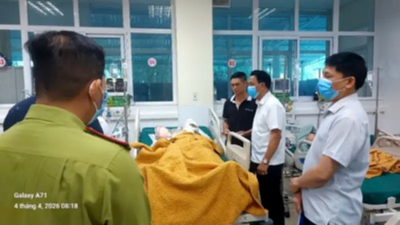 Đồng chí Phạm Giang Nam thăm hỏi, hỗ trợ 3 bệnh nhân bỏng nặng do chữa cháy rừng tại Điện Biên