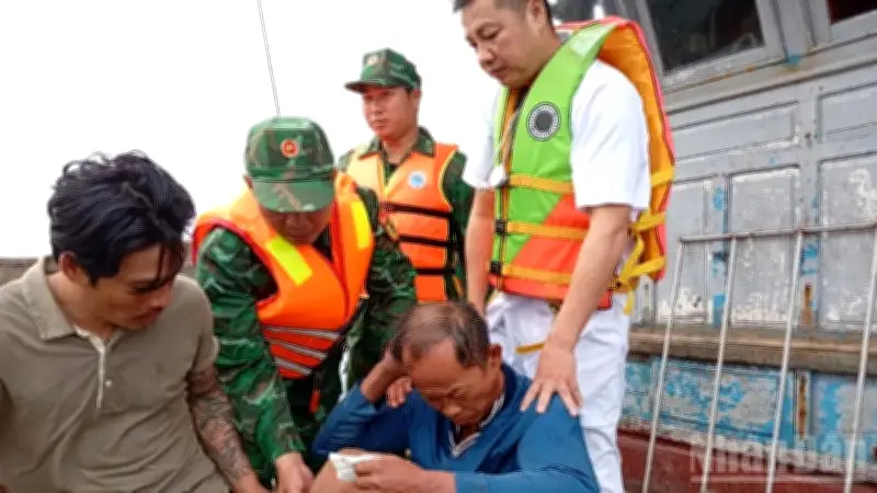 Ngư dân bị thương nặng trên biển được lực lượng biên phòng Bạch Long Vĩ cứu nạn kịp thời