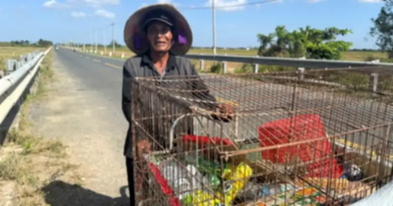 Ông lão 70 tuổi đẩy xe ve chai 40 km mỗi ngày nuôi gia đình bệnh tật