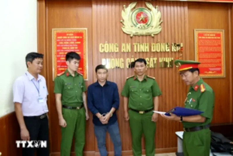 Đồng Nai khởi tố hai đối tượng đổ gần 570 tấn chất thải da ra môi trường