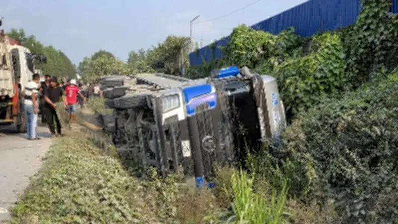 Đồng Nai: Xe đầu kéo lật đè vào ô tô con, một người tử vong tại chỗ