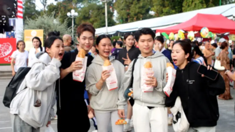 Đồng Nghiệp người dân xếp hàng mua bánh mì tại lễ hội ở TP.HCM