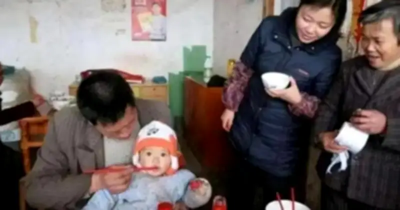 Ông nội cho cháu nếm rượu, bé gái 5 tháng tuổi suýt suy gan: Cảnh báo 4 thói quen chăm con sai lầm