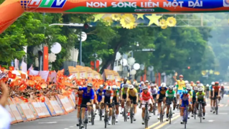 Đông đảo người dân cổ vũ đoàn đua cán đích tại Hội trường Thống Nhất