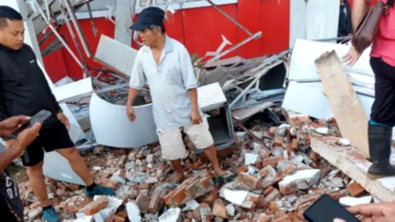 Động đất mạnh 7,4 độ richter tại Indonesia, một người thiệt mạng và cảnh báo sóng thần