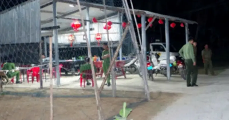 Đồng Tháp: Thanh niên đâm chết người rồi cố thủ trong nhà với dao