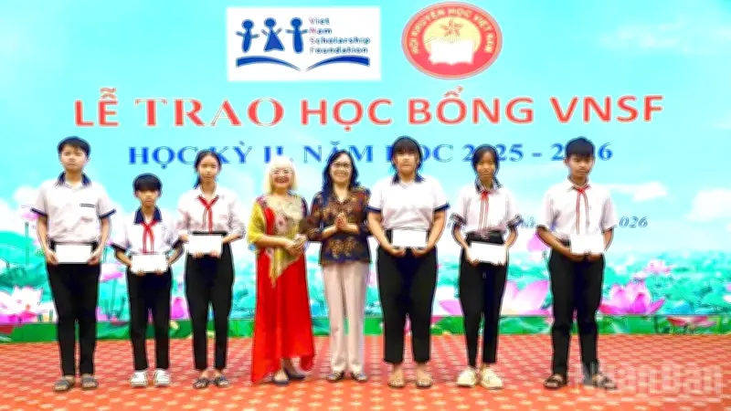 Đồng Tháp trao 56 suất học bổng, hỗ trợ học sinh nghèo vượt khó