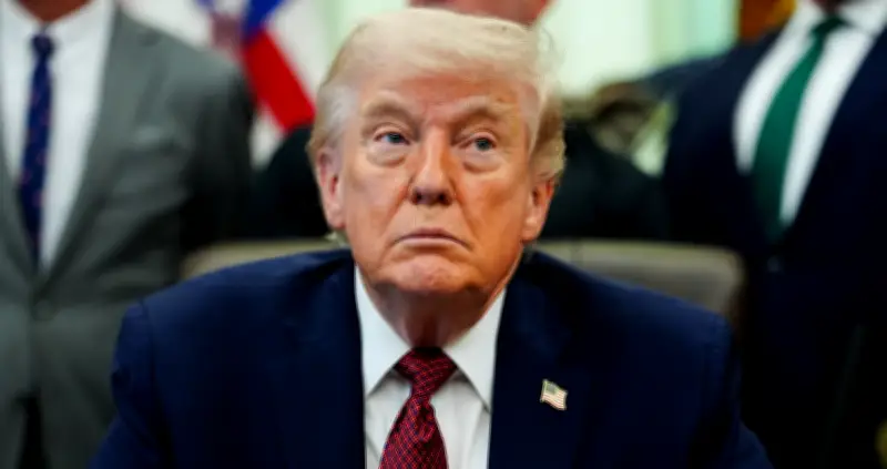 Ông Trump Gia Hạn Lệnh Ngừng Phong Tỏa Hải Quan Với Iran, Tiếp Tục Áp Lực