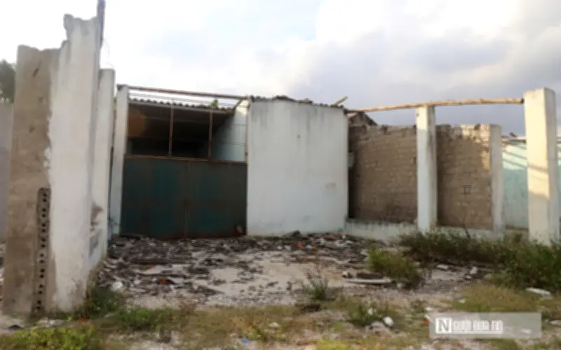 Nghệ An giải tỏa dãy ki-ốt xập xệ tại bãi biển Hòn Câu để phục hồi du lịch