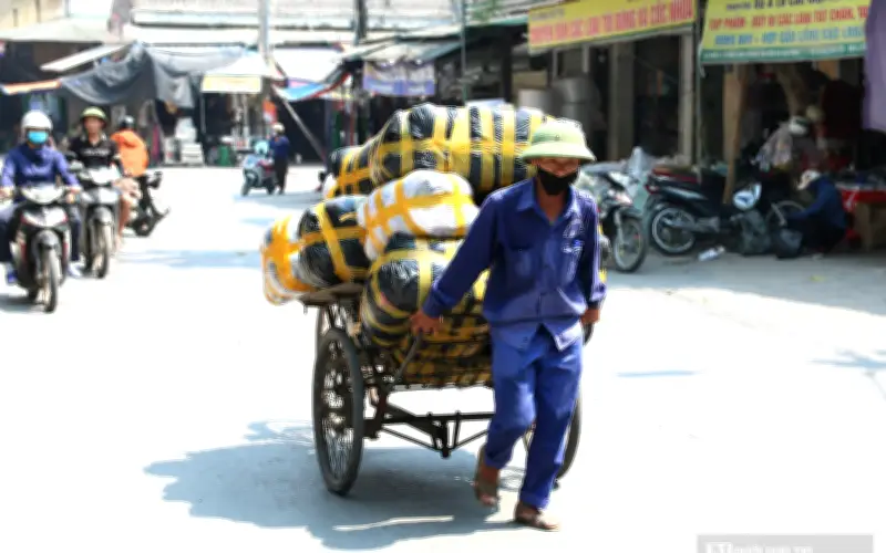 Nghệ An nắng nóng trên 40°C, người lao động vẫn căng mình mưu sinh