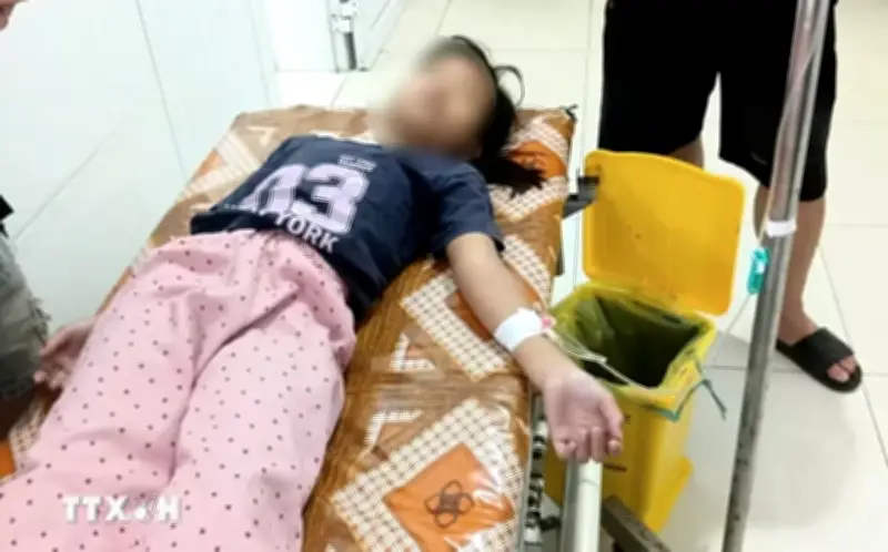 Đề nghị điều tra vụ hơn 20 người nhập viện nghi ngộ độc bánh mì tại Nghệ An