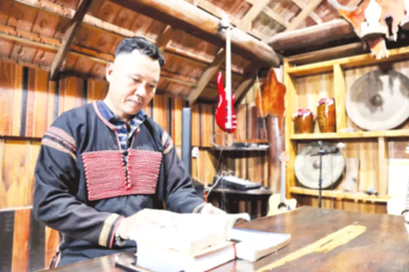 Nghệ nhân Ê Đê bảo tồn sử thi Khan: Dịch thuật song ngữ và nỗi lo mai một