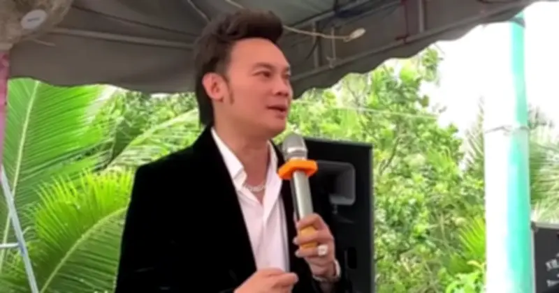 Nghệ sĩ ưu tú Kim Tiểu Long phát 5 tấn gạo tại quê nhà Vĩnh Long sau khi khai trương công ty giải trí ở Hà Nội