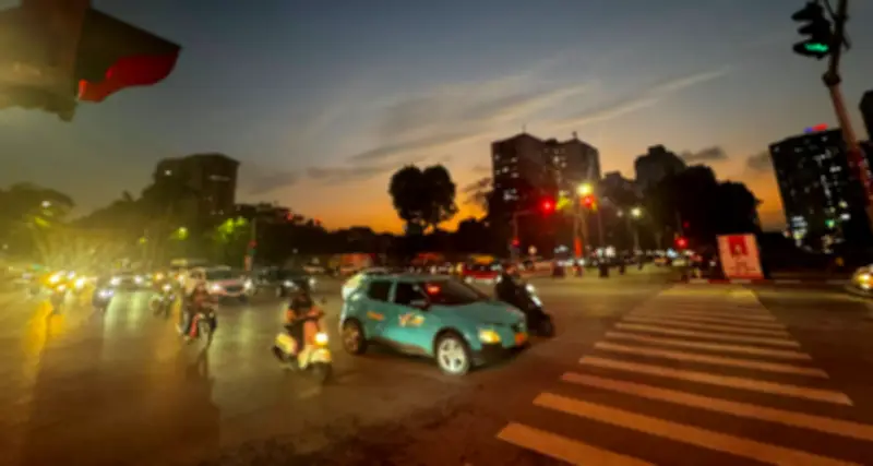 Nghe điện thoại của mẹ, con gái vội bắt chuyến xe cuối cùng về nghi lễ