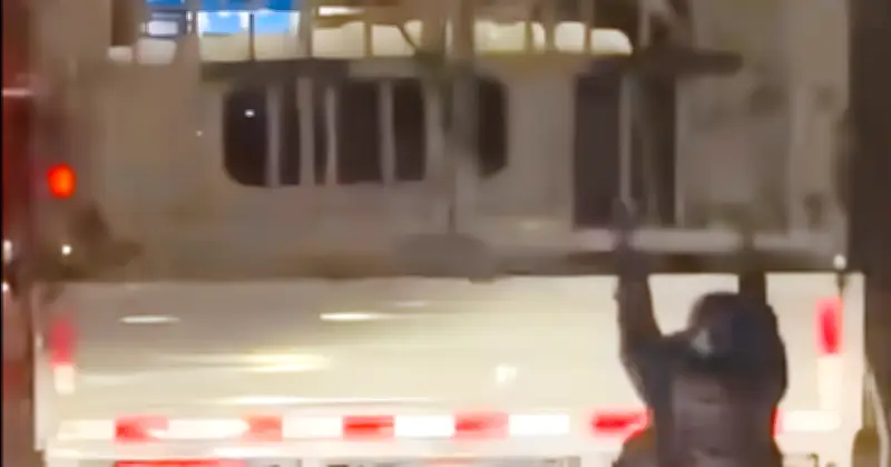 Nghi chồng ngoại tình, vợ bám vào xe tải đi đánh ghen gây náo loạn