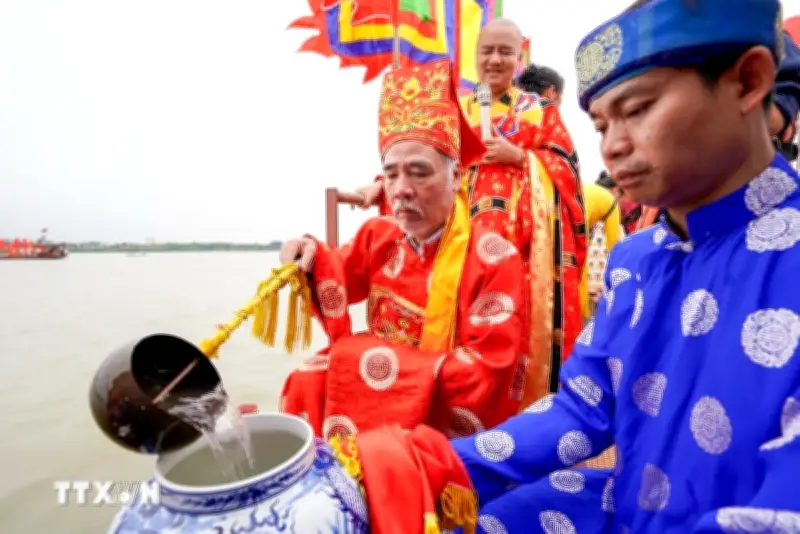 Nghi Lễ Rước Nước Độc Đáo Tại Lễ Hội Bát Tràng