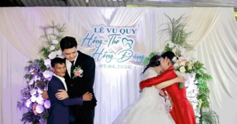 Người cha Phú Thọ đạp xe phát thiệp mời cưới con gái gây xúc động mạng xã hội