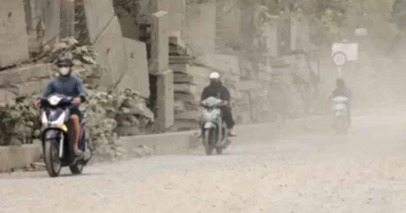 Người dân Hà Nội 'ngộp thở' giữa bụi mịt mù từ các công trình xây dựng trọng điểm