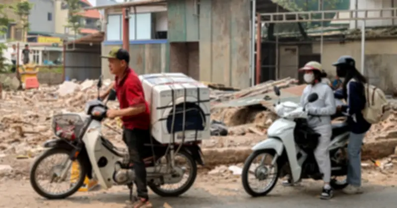 Người dân Hà Nội tất bật di dời, sẵn sàng bàn giao mặt bằng cho dự án cầu Tứ Liên 20.000 tỷ đồng