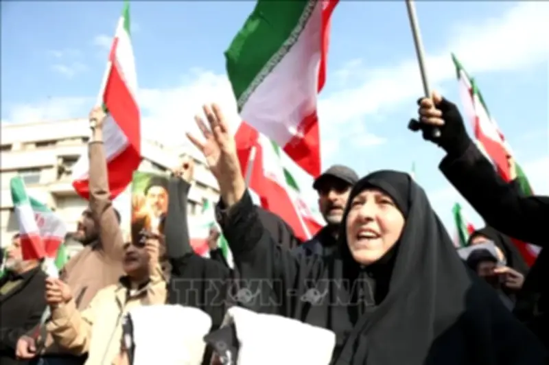 Người dân Iran đổ ra đường sau khi lệnh ngừng bán vũ khí với Mỹ được công bố