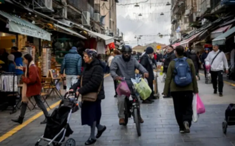 Người dân Jerusalem đổ xô mua sắm trước Lễ Vượt Qua giữa bối cảnh căng thẳng