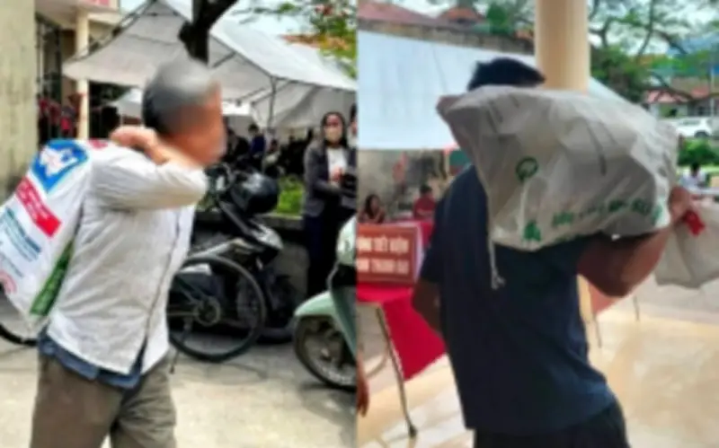 Người dân mang bao tải đựng tiền đền bù gần 340 tỷ đồng