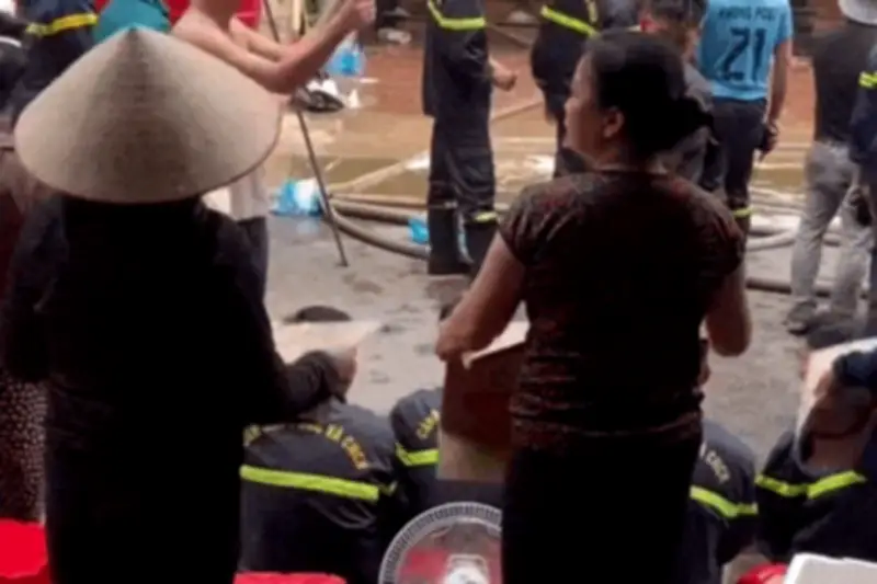 Người dân quạt mát cho lính cứu hỏa sau đám cháy ở Phú Thọ gây xúc động