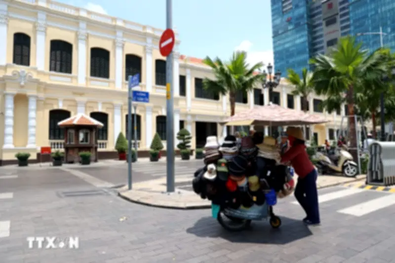 Người dân Sài Gòn xoay xở dưới nắng nóng cao điểm, tìm mọi cách chống chọi