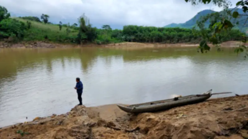 Người dân Sơn Thủy mong sớm có cây cầu để học sinh đến trường an toàn